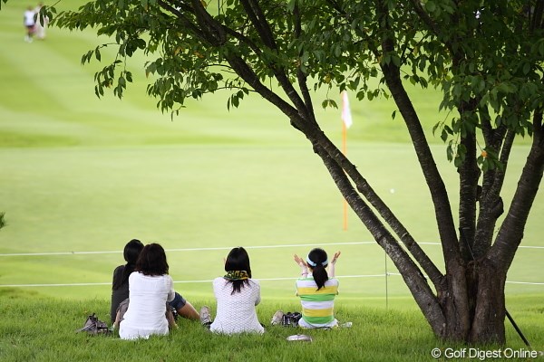 2011年 日本女子プロゴルフ選手権大会コニカミノルタ杯 2日目 ギャラリー なんかいい雰囲気。楽しんでますね。
