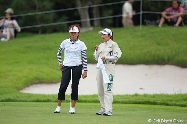 2011年 日本女子プロゴルフ選手権大会コニカミノルタ杯 2日目 塩谷育代＆西川みさと プロがキャディをやるシリーズ2／塩谷プロのキャディを務める西川プロ。