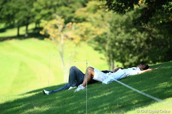 2011年 日本女子プロゴルフ選手権大会コニカミノルタ杯 3日目 ギャラリー そりゃ?寝るよね。日陰気持ちいいもん。