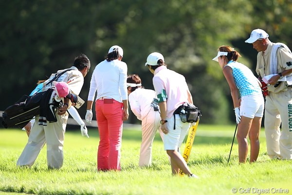 2011年 日本女子プロゴルフ選手権大会コニカミノルタ杯 3日目 ボールを捜索 ボールを探すこの光景、あちこちで見られます。
