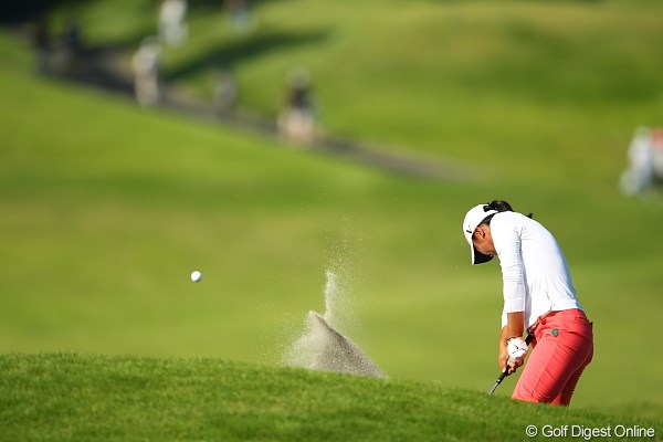 2011年 日本女子プロゴルフ選手権大会コニカミノルタ杯 3日目 三塚優子 今日はショットの調子がイマイチだったのかな？バンカーから打つ姿も度々。。。