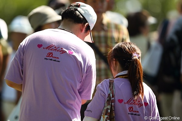 2011年 日本女子プロゴルフ選手権大会コニカミノルタ杯 3日目 ギャラリー 夫婦でミキティの応援？…こういうギャラリーも有り難いですね。