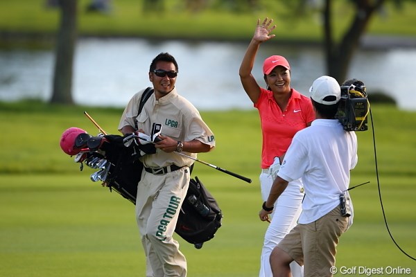 2011年 日本女子プロゴルフ選手権大会コニカミノルタ杯 最終日 三塚優子 18番セカンドでグリーンをとらえ優勝を確信した瞬間。