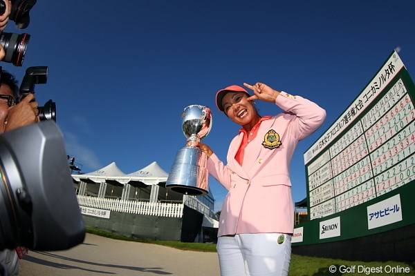 2011年 日本女子プロゴルフ選手権大会コニカミノルタ杯 最終日 三塚優子 満面の笑顔の勝利者！