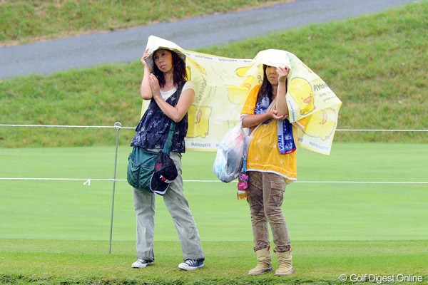 今週2回目の豪雨に遭遇 お弁当を広げるはずのビニールシートで 雨から逃れておりました ギャラリーもつらいなァ 2011年 Toshin Golf Tournament In Lakewood 最終日 ゲリラ豪雨 フォトギャラリー Gdo