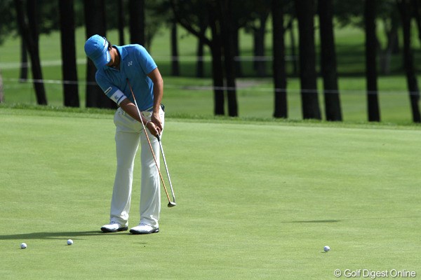 2011年 ANAオープンゴルフトーナメント 事前 石川遼 シャフトを使い、中尺パターのようなイメージでパット練習を行う石川遼