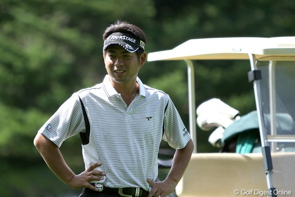 2011年 ANAオープンゴルフトーナメント 事前 池田勇太 プロアマ中、同伴競技者のプレーを和やかに見つめる池田勇太