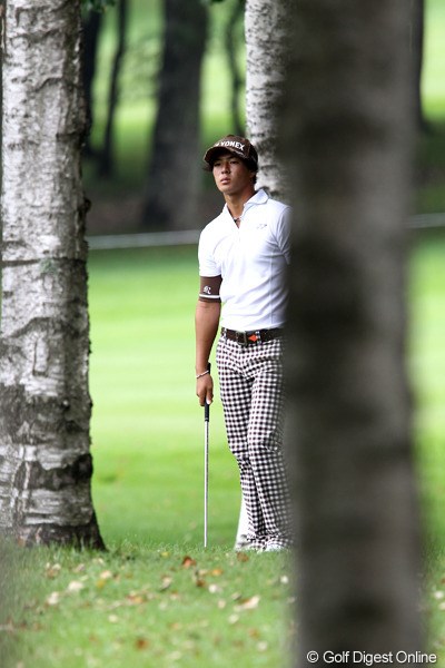 2011年 ANAオープンゴルフトーナメント 初日 石川遼 この日はティショット曲げて林の中から打つシーンも多く見られた石川遼。明日、巻き返せるか！？