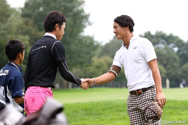 2011年 ANAオープンゴルフトーナメント 初日 石川遼 諸藤将次 飛ばし屋の2人がガッチリと握手