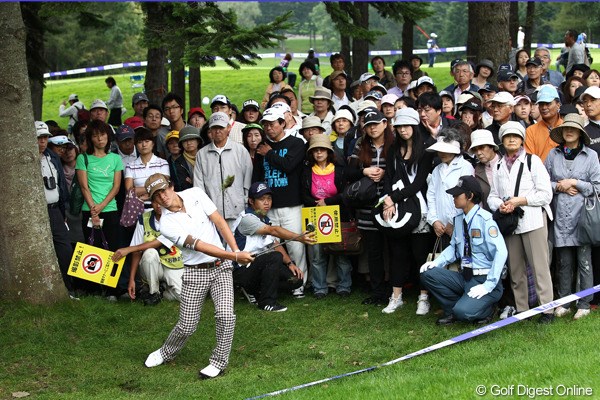 2011年 ANAオープンゴルフトーナメント 初日 石川遼 得意なロブショットをギャラリーにレッスン？