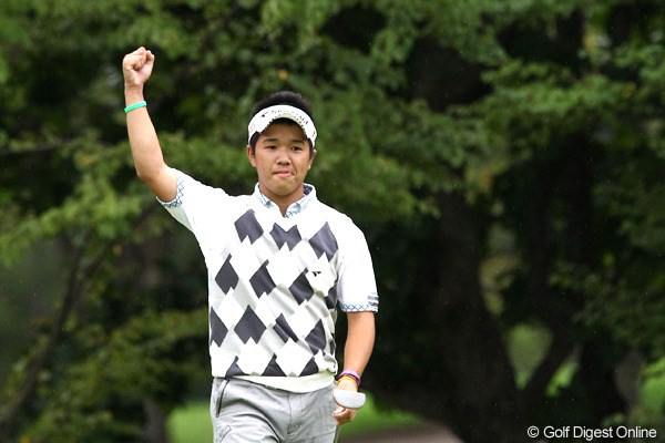 2011年 ANAオープンゴルフトーナメント 3日目 伊藤誠道 16番で長いバーディパットを沈めてガッツポーズ！石川遼以来のアマチュア優勝へ向け、首位タイで最終日を迎える