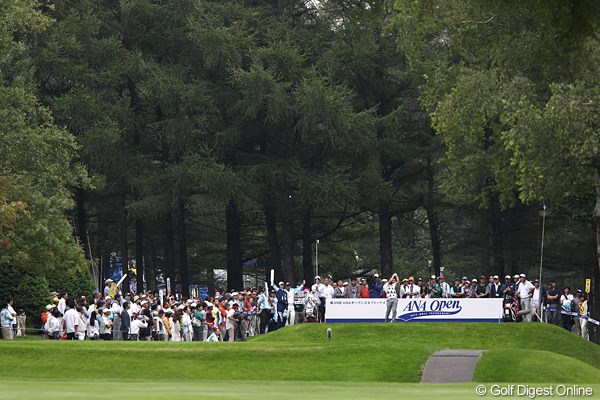 2011年 ANAオープンゴルフトーナメント 3日目 伊藤誠道 15番のティグランド、セカンド地点より