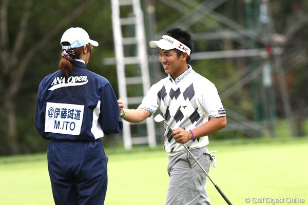 2011年 ANAオープンゴルフトーナメント 3日目 伊藤誠道 16番でキャディさんとグータッチ