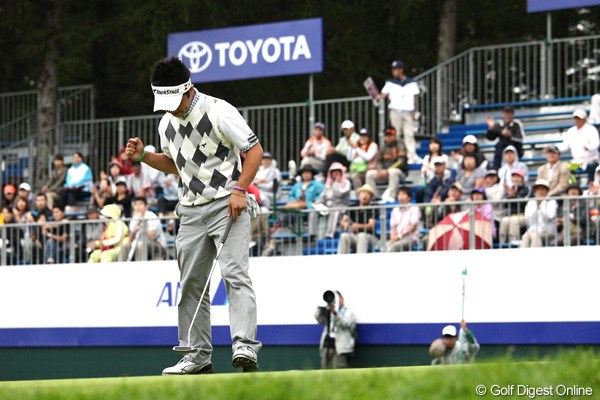 2011年 ANAオープンゴルフトーナメント 3日目 伊藤誠道 最終18番ではパーパットを決めてガッツポーズ