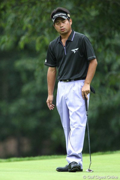 2011年 ANAオープンゴルフトーナメント 3日目 池田勇太 3日続けて30パット。ストレスの溜まるゴルフに、池田の表情も曇りがちだ