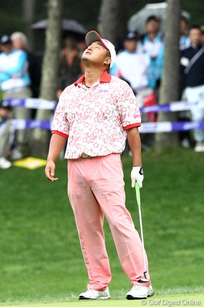 2011年 ANAオープンゴルフトーナメント 最終日 小田孔明 最終18番バーディパットが決まっていれば・・・天を仰ぐ