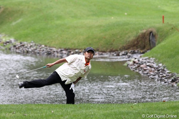 2011年 ANAオープンゴルフトーナメント 最終日 片山晋呉 14番の池に落とし狙う方向を確認？