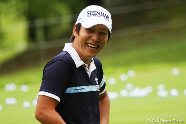 2011年 アジアパシフィックオープンゴルフチャンピオンシップ パナソニックオープン 事前 キム・キョンテ 残りシーズンは強行日程が待ち受けているキム・キョンテだが、練習中は笑顔も目立つ