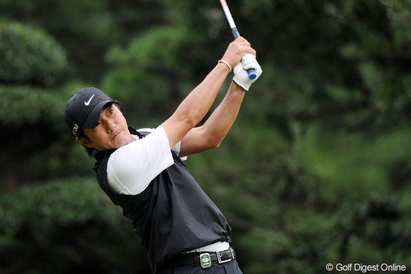 2011年 アジアパシフィックオープンゴルフチャンピオンシップパナソニックオープン 初日 深堀圭一郎 12位タイの深堀圭一郎。リハビリ中には足でビー玉をつかむトレーニングもしたそう