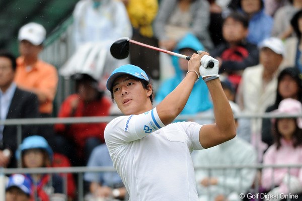 2011年 アジアパシフィックオープンゴルフチャンピオンシップパナソニックオープン 初日 石川遼 20歳になって初のティショットの行方を追う遼くん。ボールは惜しくもフェアウェイをわずかに外れて左のラフへ・・・。33位T