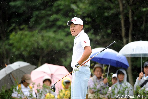 2011年 アジアパシフィックオープンゴルフチャンピオンシップパナソニックオープン 初日 藤本佳則 長めの襟足、腕にはゴールドのブレスレット。風貌は「やんちゃ坊主」の藤本佳則に注目！