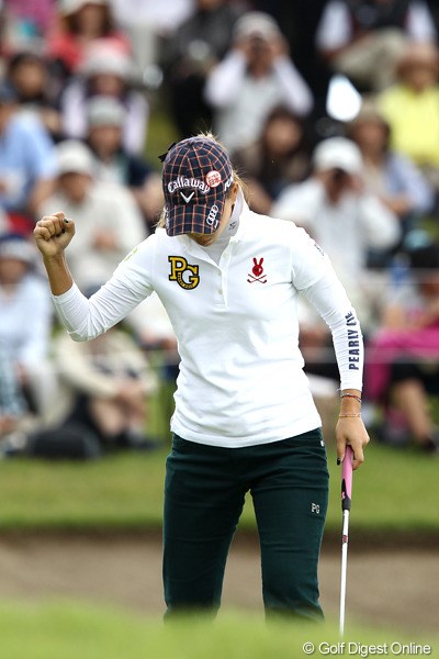 2011年 ミヤギテレビ杯ダンロップ女子オープンゴルフトーナメント 初日 上田桃子 バーディ獲りのガッツポーズ！