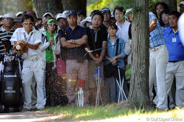 2011年 アジアパシフィックオープンゴルフチャンピオンシップパナソニックオープン 2日目 石川遼 午前中はショットが右へ左への大暴れ！これ、どないして打ったんやろ・・・。しかもグリーン近くまで・・・。