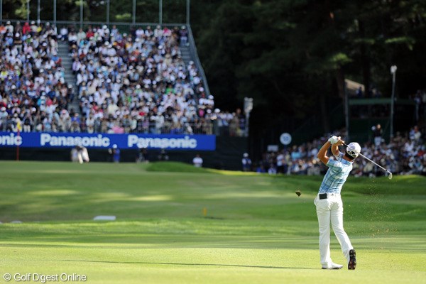 2011年 アジアパシフィックオープンゴルフチャンピオンシップパナソニックオープン 2日目 石川遼 巨大スタンドのそびえる最終18番グリーンへとショットを放つ石川遼