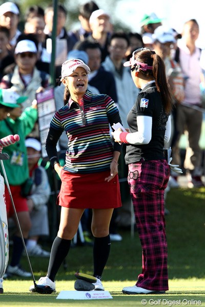 2011年 ミヤギテレビ杯ダンロップ女子オープンゴルフトーナメント 2日目 宮里藍＆有村智恵 楽しそうに会話する2人、先輩と後輩です