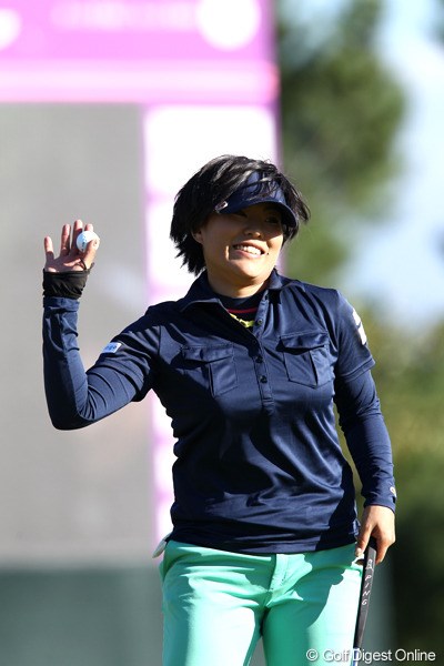 2011年 ミヤギテレビ杯ダンロップ女子オープンゴルフトーナメント 2日目 恒川智絵 なが～いパットも決まり笑顔も出るよね～