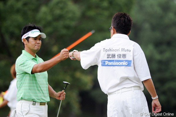 2011年 アジアパシフィックオープンゴルフチャンピオンシップパナソニックオープン 最終日 武藤俊憲 最終日は男らしく69でバシッと決めて、終わってみれば4位タイ。グータッチにも力がこもってまっせ～！