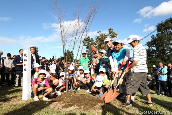 2011年 ミヤギテレビ杯ダンロップ女子オープンゴルフトーナメント 最終日 復興の植樹 子供達と復興への植樹