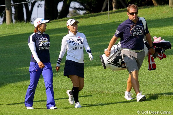 2011年 日本女子オープンゴルフ選手権競技 事前  横峯さくら 姉の瑠依とともに開幕前最後の練習ラウンドをこなした横峯さくら