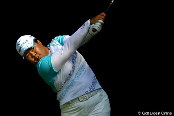2011年 日本女子オープンゴルフ選手権競技 初日 アン・ソンジュ 15番Par5でラフを綱渡りしダブルボギーを叩きましたが、さすがに実力者はそれぐらいでズルズルと崩れないものですね。2オーバー10位タイ。