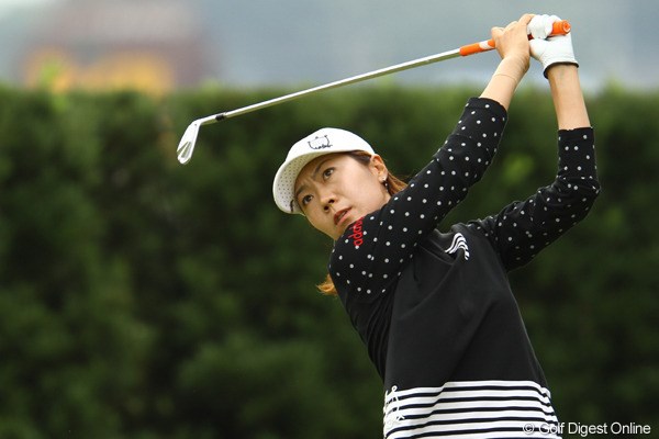 2011年 日本女子オープンゴルフ選手権競技 2日目 李知姫 後半に入ってスコアを落としてしまいました。首位からは陥落しましたが、まだまだ優勝圏内です。
