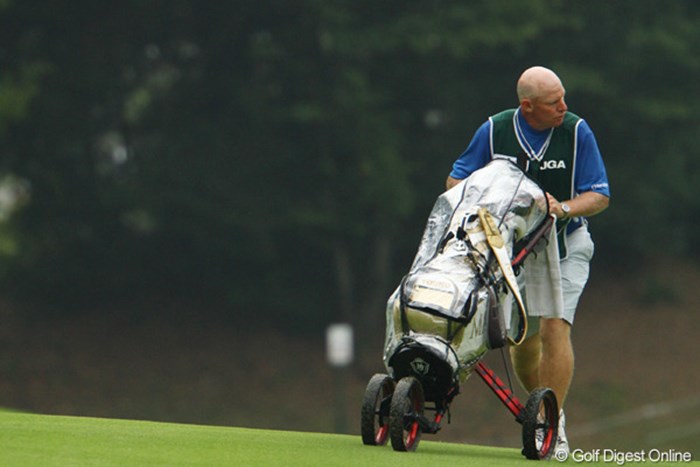 ヤング・キムのキャディ、マイケルさん。膝が悪いようでキャディバッグも担げず、手引きカートを頼りに。 2011年 日本女子オープンゴルフ選手権競技 2日目 マイケルさん