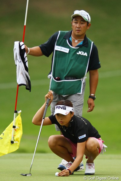 2011年 日本女子オープンゴルフ選手権競技 2日目 一ノ瀬優希 今日は1オーバーのラウンドで、8位タイに浮上。和合をよく知るキャディさんも頼りになりますね。