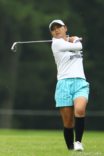 2011年 日本女子オープンゴルフ選手権競技 2日目 横峯さくら 前半は耐えていたのですが、バックナインで崩れてしまいました。今日もティショットはラフばかり・・・。