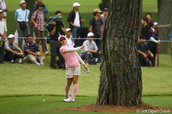 2011年 日本女子オープンゴルフ選手権競技 2日目 飯島茜 「フックで木の右から・・・こんなイメージ？」