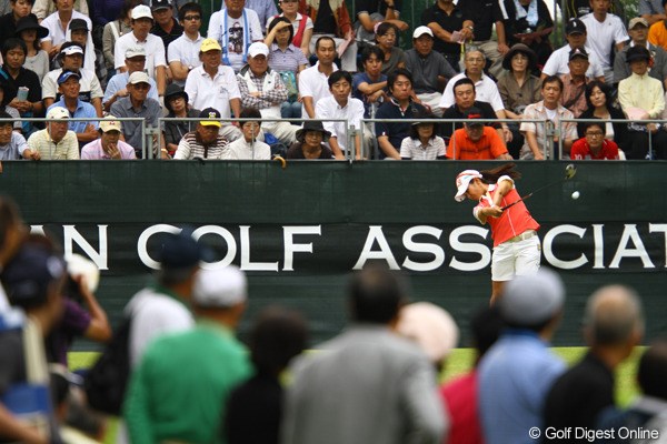 2011年 日本女子オープンゴルフ選手権競技 2日目 宮里藍 「藍チャージ」を期待する多くのギャラリーを引き連れてのラウンドでした。