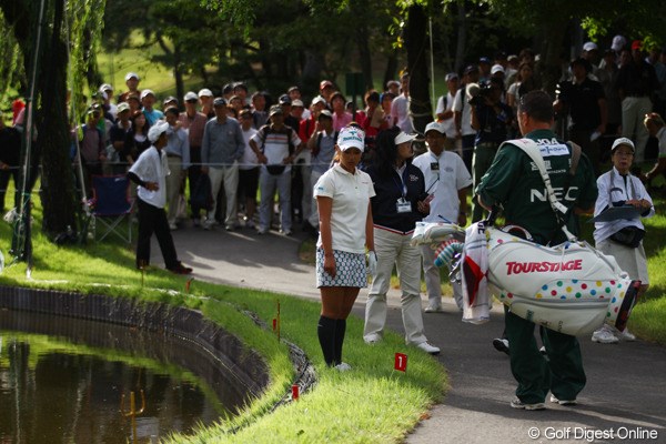 2011年 日本女子オープンゴルフ選手権競技 3日目 宮里藍 17番パー3では池へ打ち込みダブルボギー。それでもこの日4オーバー、首位に3打差に迫った宮里藍