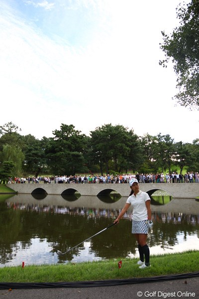 2011年 日本女子オープンゴルフ選手権競技 3日目 宮里藍 続く17番Par3、ティショットは木に当たり、カート道路を跳ねて池へ。痛恨のダボ。