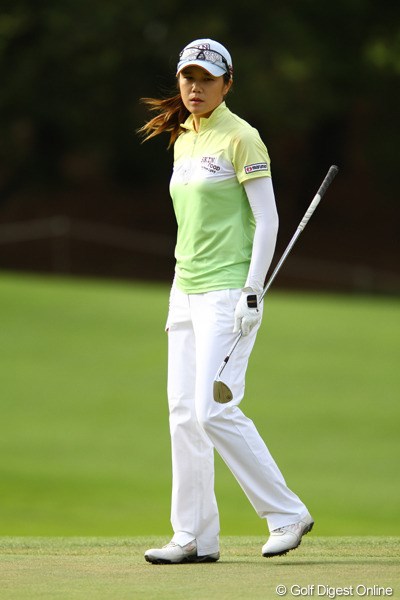 2011年 日本女子オープンゴルフ選手権競技 3日目 ヤング・キム 彼女がベースボールキャップの時は、風が強い証拠です。81を叩き、14位タイに後退。