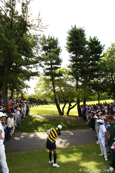 2011年 日本女子オープンゴルフ選手権競技 3日目 横峯さくら しかも場外アーチ！2番ティ付近までかっ飛ばしました。