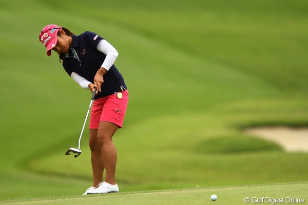 2011年 日本女子オープンゴルフ選手権競技 最終日 宮里藍 多くのギャラリーを引き連れた宮里藍だったが、後半に崩れ周囲の溜息を誘った
