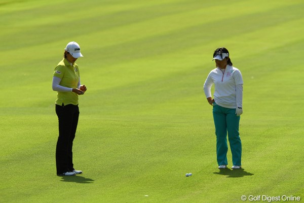 2011年 日本女子オープンゴルフ選手権競技 最終日 全美貞と不動裕理 5番Par4のフェアウェイでボールが仲良し。