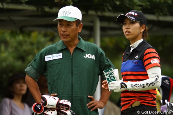 2011年 日本女子オープンゴルフ選手権競技 最終日 笠りつ子 最近のりっちゃんの強さ・・・キャディであり、トップアマのお父さんの力もあると思います。初優勝、そして今週の2位タイと確実に力を付けてますね。