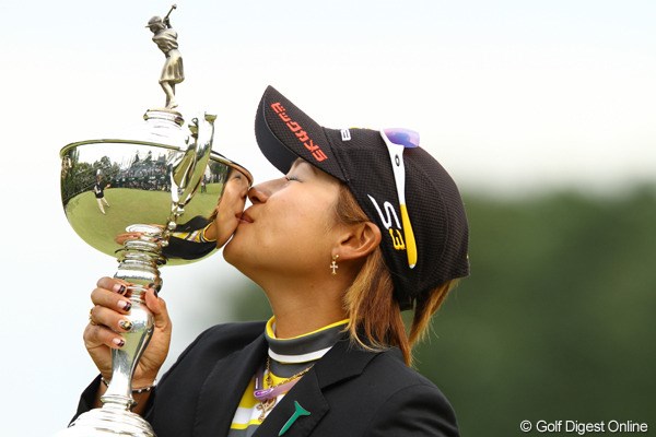 2011年 日本女子オープンゴルフ選手権競技 最終日 馬場ゆかり そして3年ぶりの優勝は、日本で一番重みのある優勝カップで嬉しさ倍増ですね。