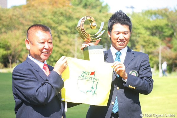 東北福祉大阿部監督と喜びの会見を行った松山英樹 