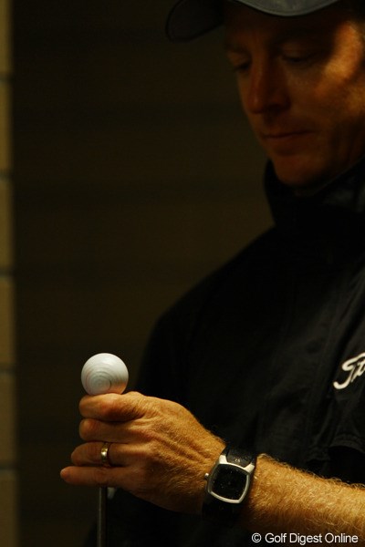 2011年 キヤノンオープン 事前 クリス・キャンベル 「雨で暇だなぁ」と、手品を始めました。手の上で高速回転しているボールにご注目！エアガンを使って回してます。